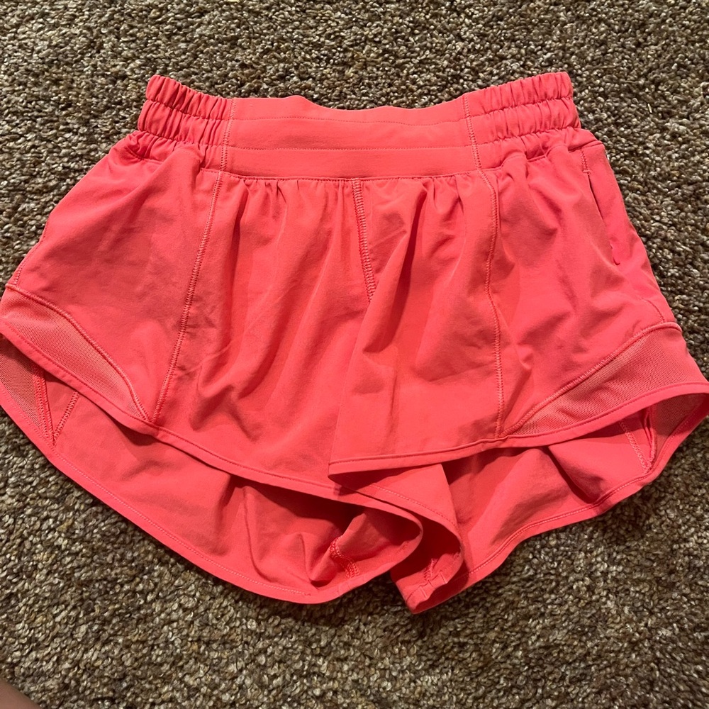 NWOT Lululemon glaze pink Hotty hots Size 2  2.5 inch